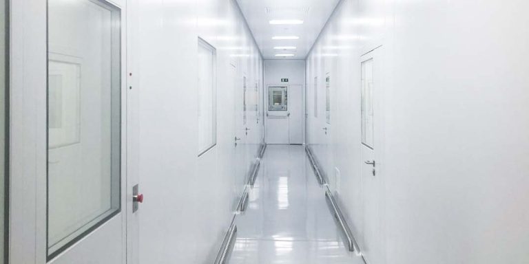 seriedade-e-confiabilidade-sala-limpa-768x384 Blog da Asmontec - Salas Limpas